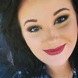 Meet your Posher, Claudia